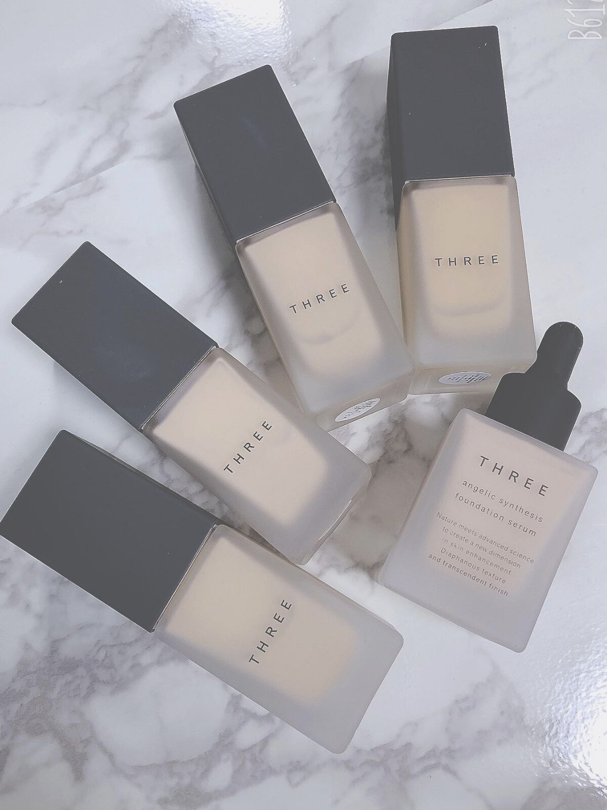 オススメベースメイク💄

ベースメイクはTHREEもお気に入り✨

リキッドファンデと、ファンデーションセラム、プライマー。

リキッドファンデーションは
するんっとお肌馴染んでフィットしてくれます。
さらっとした付け心地で、キレイなツヤ