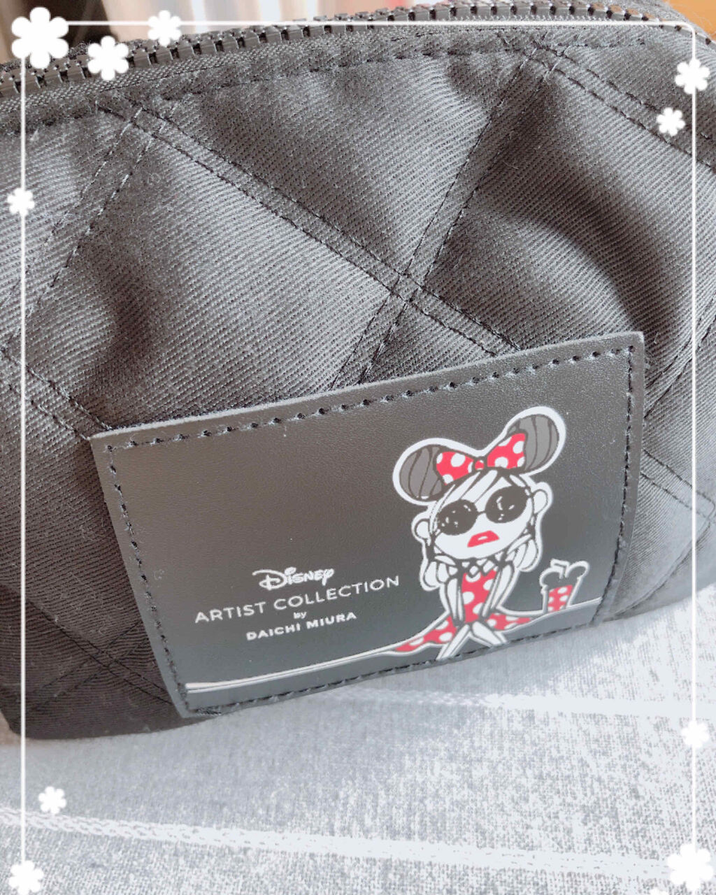 メイクポーチの中身♬︎
ポーチは雑誌の付録です☺︎
連休に外泊していたので、大きいポーチが役立ちました｡・:＋°中にポケットも付いてて、まとめやすいです☺︎
アイシャドウは最近この3つがお気に入り♥
・ミシャ.グリッタープリズムシャドウ G