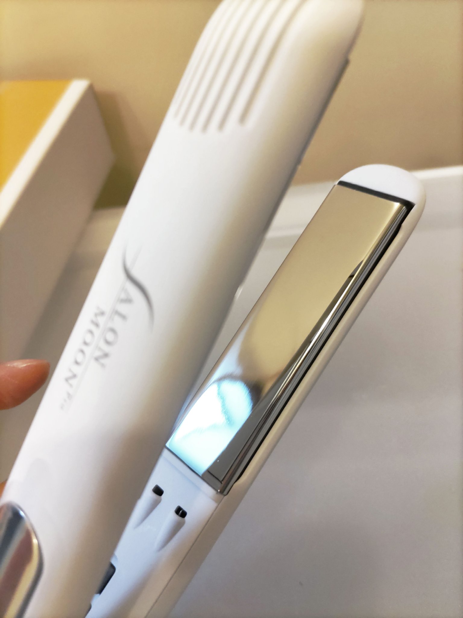 SALONMOON ミラーチタニウム ストレートヘアアイロン ミニSLM010のクチコミ「SALONMOONミラーチタニウム ストレートヘアアイロン ミニホワイト
前髪のうねりとクセが.....」（2枚目）