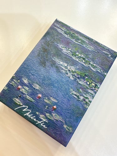 MilleFée
絵画アイシャドウパレット
06 睡蓮

くすみピンクが中心となっている
使いやすいパレット✨

青みがかったラメも素敵🩷

#millefee #絵画アイシャドウパレット #アイシャド