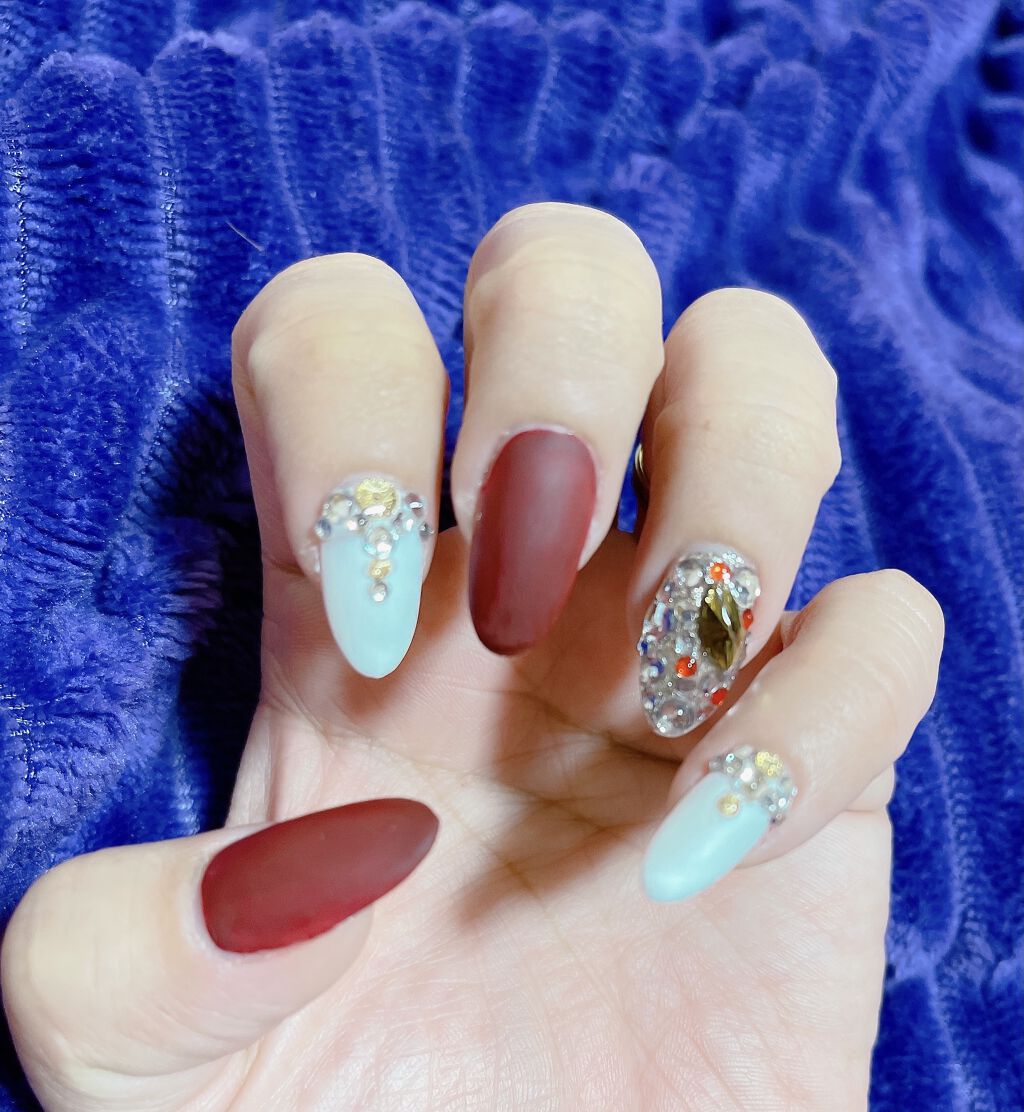 
　昨日
　ネール行ってきました。

　ジェリップで　マットくすみ赤ですが
　黒にしようか　迷い

　ことごとく　色々悩んで
　まぁー　次もあるからーで
　くすみ赤にしてみました😊
　ただ　ギラギラの所黒にしてたら黒の奴が少し入ってて良か