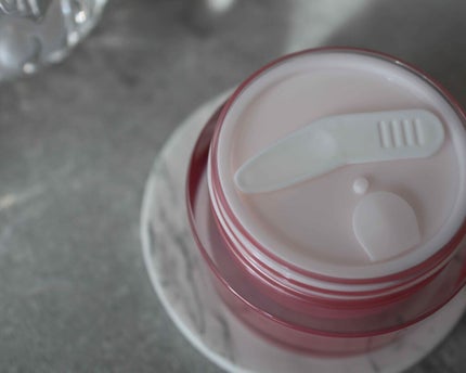 NOV L&W エンリッチクリームのクチコミ「透け感のあるピンクのジャータイプのボトルに
ゴールドのキャップ。
透け感あるジャータイプです.....」(2枚目)