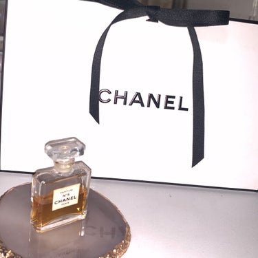 CHANEL シャネル N°5 パルファムのクチコミ「CHANELの香水♡


シャネル N°5 パルファム30ml (￥41,800円)

7.5.....」（1枚目）