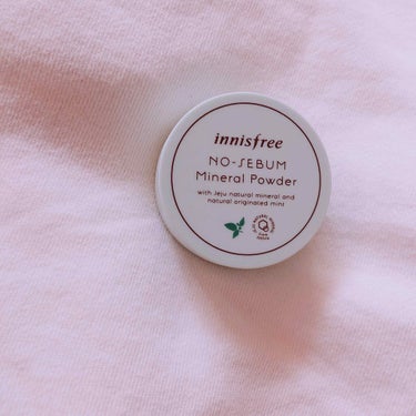 🌹Innisfreeノーセバム ミネラルパウダー🌹
.
ずっと気になってたやつやっと今日届きました💓
肌にポンポンとすると毛穴をスっとカバーしてくれるし髪にも使える！前髪にポンポンとしてくしでとかすとサ