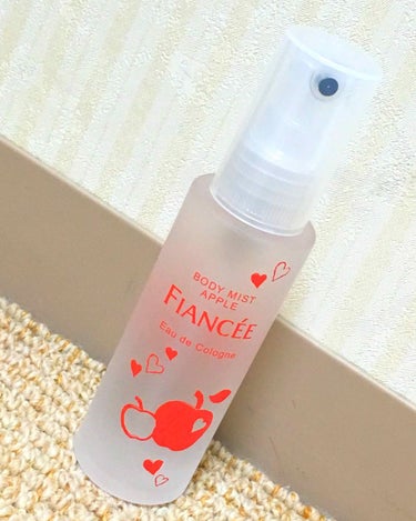 【#フィアンセ】の数量限定……✨

ボディミスト
恋りんごの香り🍎💞
［#オーデコロン］ 50ml

トップノート……りんご、カシス
ミドルノート……スウィートキャラメリゼ
ラストノート……ウッディー、ムスク


裏面の中央下くらいに、
さりげなく自然に香るからシーンを選ばず使えます
とありますが、鼻の利く私につけたては少しキツいかな😢
ボディミストというより香水と間違うような匂いだと思います。

でもとっても甘い香りです。私は好きです🥰

ちなみにボディミストは化粧水としても使えますので、お風呂上がりにワンプッシュしてお肌になじませて匂いを楽しむのも良いかと🤤🤤

私の持っているボディミストはプラスチック容器のものが多いのですがこちらは瓶のものでした◎

こちら数量限定なので気になる方はお早めに購入してみてください👌🏻
パケがとってもかわいですよね！😍

#ボディミスト
#香水 としても使えますね😇
#恋りんご 🍎
の画像 その1