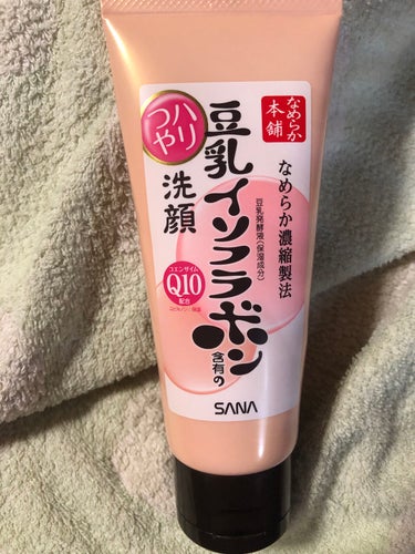 【使った商品】ハリつやクレンジング洗顔 Ｎ

SANA   なめらか本舗      “豆乳イソフラボン”含有の洗顔    ハリつや    使ってみた✨


✼••┈┈••✼••┈┈••✼••┈┈••✼••┈┈••✼


【商品の特徴】メイクも落とせる濃密泡🫧🫧
贅沢もっちり肌を目指せる⁉️
“豆乳イソフラボン含有の洗顔”ということで魅力的なワードがたくさん！！
しかも、コエンザイムQ10も配合⁉️ということで期待値アップ✨


✼••┈┈••✼••┈┈••✼••┈┈••✼••┈┈••✼


【使用感】洗顔フォームの見た目はシルクのようで、泡立ちも良かったです🫧🫧🫧
細かい泡で濃密な泡でした。
洗顔時もやわらかい泡に包まれるような感覚で、豆乳発酵液の匂いが気になるかと思っていましたが全く気になりませんでした。
すすぎ終わった時、私自身が好きな多少なつっぱり感があります。さっぱり洗い流したなぁって感じることが出来ると思います。(あくまでも個人の感想です)


✼••┈┈••✼••┈┈••✼••┈┈••✼••┈┈••✼


【良いところ】洗い終わった時にさっぱりしていて、もちもち感を感じられます👼🏻


✼••┈┈••✼••┈┈••✼••┈┈••✼••┈┈••✼


【イマイチなところ】洗い流した時の多少なつっぱり感が苦手な人は、イマイチかもしれませんね。
洗い方にもよりますが、細かい所のメイクは落としにくいかもしれませんね。


✼••┈┈••✼••┈┈••✼••┈┈••✼••┈┈••✼


【どんな人におすすめ？】保湿成分がたくさん含まれているので贅沢もっちりつや肌を目指してみたい方

保湿成分①豆乳発酵液→イソフラボン
                  ②ｶﾌﾟｾﾙ化ｺｴﾝｻﾞｲﾑQ10→ユビキノン
                  ③大豆種子エキス
                  ④植物性コラーゲン→ダイズタンパク
                  ※遺伝子組み換えなし大豆を使用‼️


✼••┈┈••✼••┈┈••✼••┈┈••✼••┈┈••✼

【使い方】手のひらに適量(メイク落とし時２～３cm、洗顔時１cm程度)をとり、よく泡立ててから洗います。その後、水またはぬるま湯でよく洗い流してください。



最後までご覧頂きありがとうございます。ハリつや肌を目指して日々勉強していきたいです😊✨の画像 その0