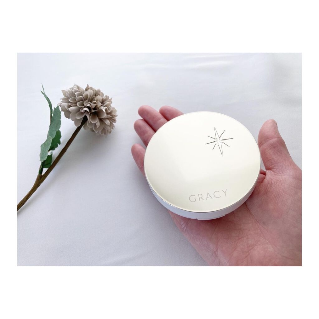 グレイシィ インテグレート グレイシィ プレミアムパクトのクチコミ「
パクトはまぁるいフォルムで
シャンパンゴールドにワンポイントのスターダスト
 
上品で大人シ.....」（3枚目）