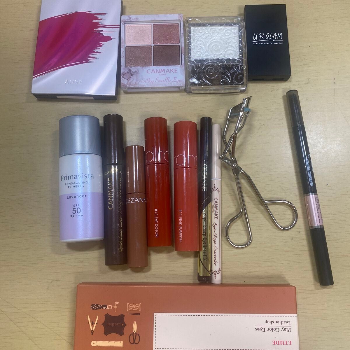 Yuyu on LIPS 「メイクの勉強を最近始めました。とりあえず今このぐらい集めたので..」(1枚目)