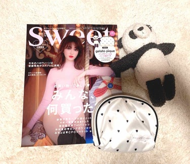 【初！sweet ♡ 】

皆さんの投稿見てて私もポーチ欲しくて買っちゃった☆

でも予想外に小さくて
えええ、皆さんこの中にあんなに化粧品入れてるんですか？！？！って感じ😳🧐

けど可愛い～⸜❤︎⸝‍