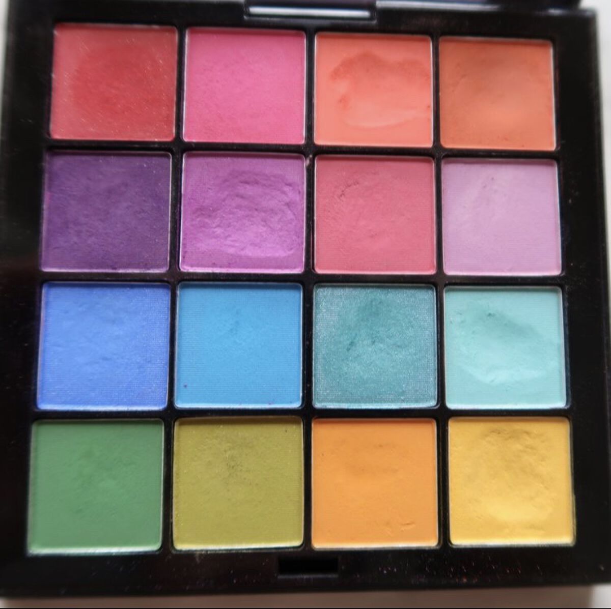 UT シャドウ パレット 04 カラー・ブライト/NYX Professional Makeup/アイシャドウパレットを使ったクチコミ（2枚目）