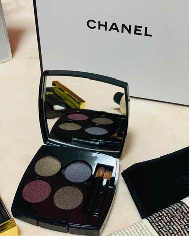 CHANEL レキャトルオンブル332
ヌワールスュプレーム

秋の新作です！マットでまさに秋のお色。
私はパレットの下2つで使っております🙇🏻‍♂️
全色使いではなく、横並びに2つ使うのがオススメだそ