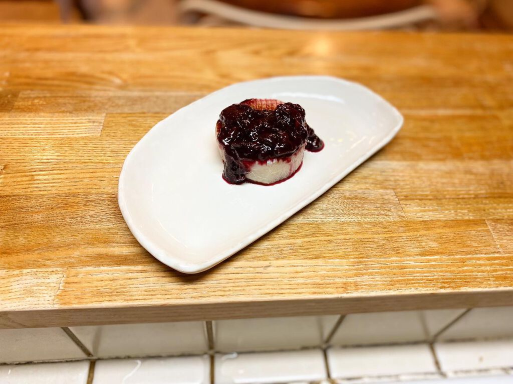 ヴィーガン料理🍳

太りたくないけど、食べないと身体も心も貧しくなってしまうから自然派料理を心がけてます✨

今日は大根ステーキ葡萄ソース和え🍇

葡萄ソースは、蜂蜜、バルサミコ酢、醤油のみで作ったので、甘いけどとってもヘルシーなものに