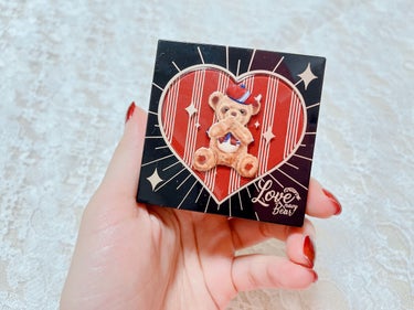 ふんわりヘーゼルナッツカラー
パッケージもかわいい発色良好チーク

FlowerKnows
Love Bear ブラッシュ
ヘーゼルナッツチョコレート

◆色味
淡いベージュのヌーディーなカラー。
肌馴染みもいいのに、血色感もふんわりでる使いやすい色味です。

◆発色
めちゃくちゃ発色がいい！
つけすぎには注意が必要だけど、少量ですんなり伸びて綺麗に見えてかわいい。

◆質感
さらさらマットでふわふわほっぺができます。
粉質も少ししっとりで柔らかく使い心地がいい感じです。

◆パッケージ
とにかくかわいい…！
厚みがあって少し重たく、持ち運びには適していませんが使っている時の楽しさはすごい。

#FlowerKnows #フラワーノーズ 
#チーク_入れ方 #チーク_イエベ 
#チーク_プチプラ #ベージュチーク の画像 その1