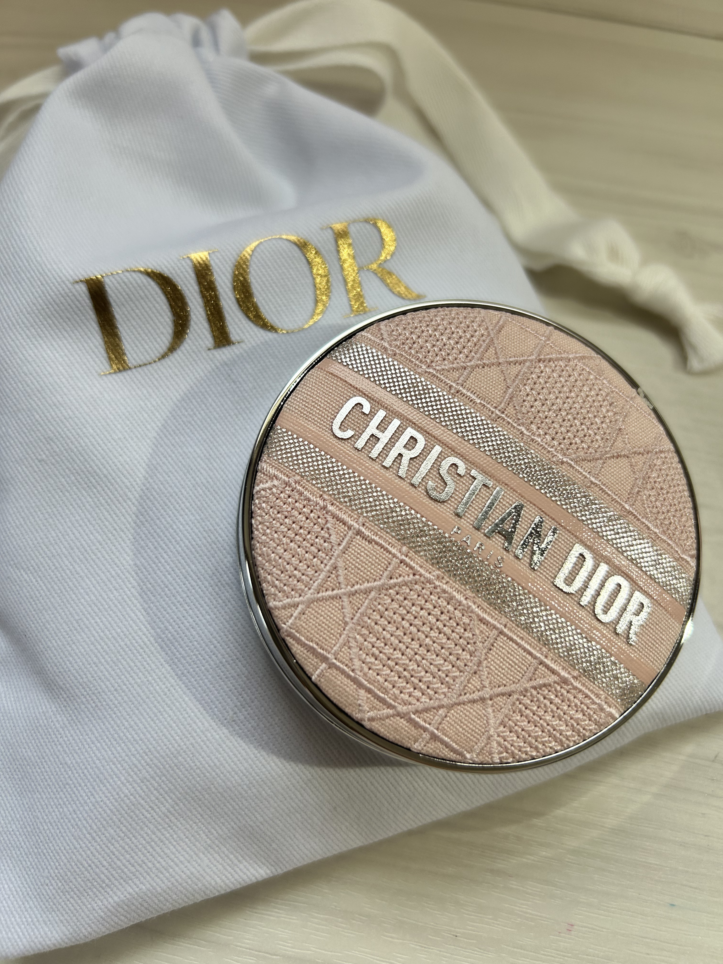 ディオールスキン フォーエヴァー クッション ケース（数量限定品） ピンク エンブロイダード カナ―ジュ ケース/Dior/その他化粧小物を使ったクチコミ（1枚目）