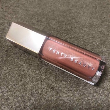 FENTY BEAUTY
『GLOSS BOMB』 FENTY GLOW
歌手リアーナがプロデュースするコスメブランド『FENTY BEAUTY 』から発売されている一色展開のグロスです。ユニバーサルに