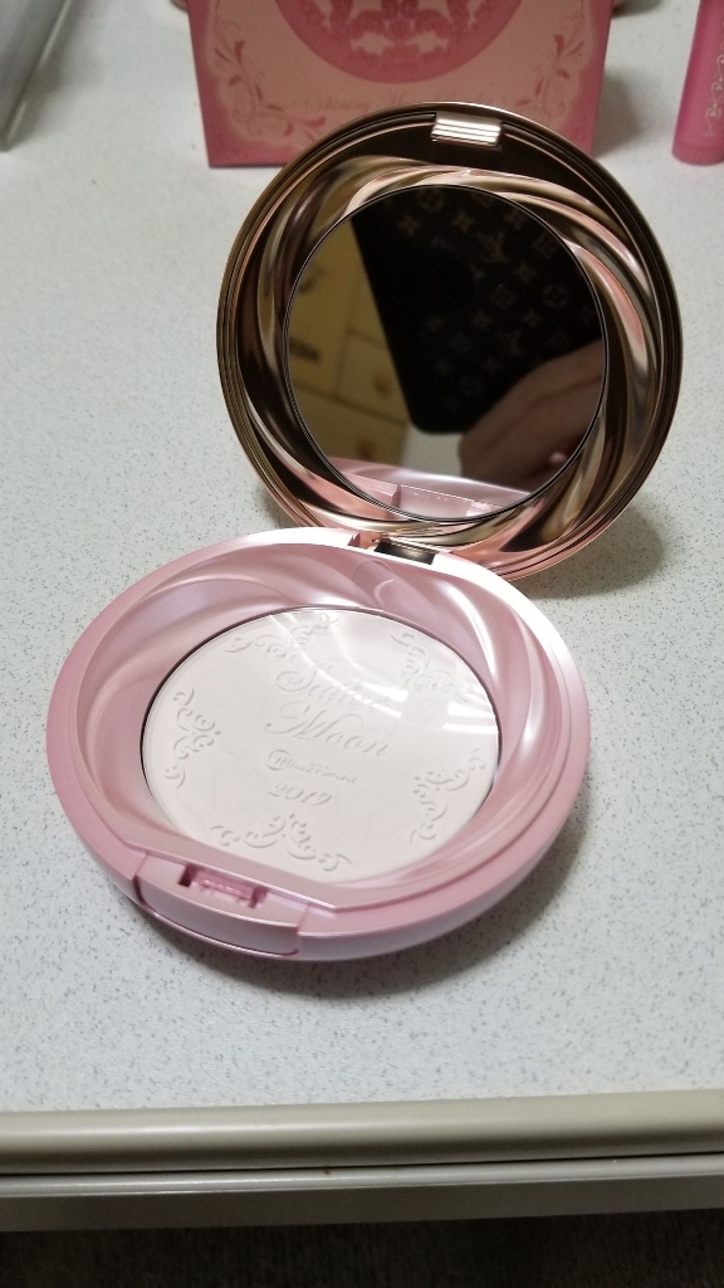 ミラクルロマンス　シャイニングムーンパウダー　2019　Limited Edition/クレアボーテ/プレストパウダーを使ったクチコミ（3枚目）