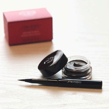 SHISEIDO インストローク アイライナー
カラー: kuromitsu brown

花粉で目もとが😭
久しぶりにジェルアイライナーを購入🌸

浮いてきたり、滲んだりしにくい😊
使いやすくて、重宝