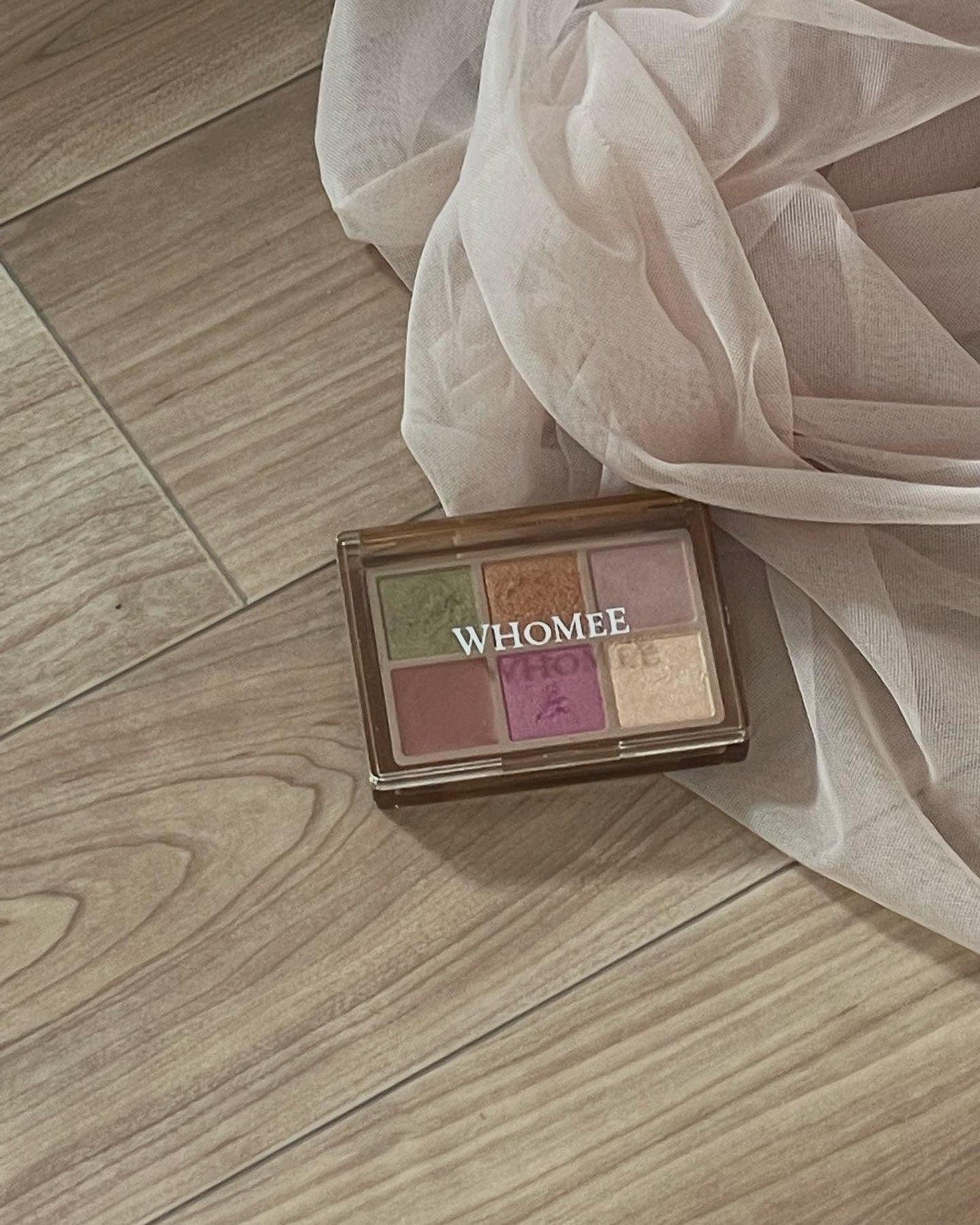 takomi/ヘアメイクアーティスト on LIPS 「.絶妙な発色の良さで使いやすいカラーパレット✨@whomeei..」(1枚目)