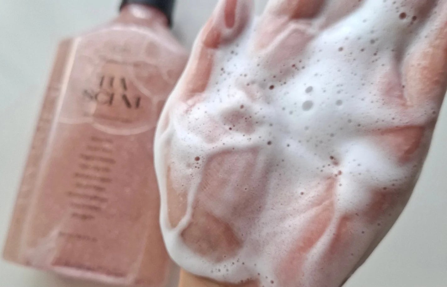 スクラブボディウォッシュ フラワーマーケット ホワイトチューリップ/LUV SCENT/ボディスクラブを使ったクチコミ(4枚目)