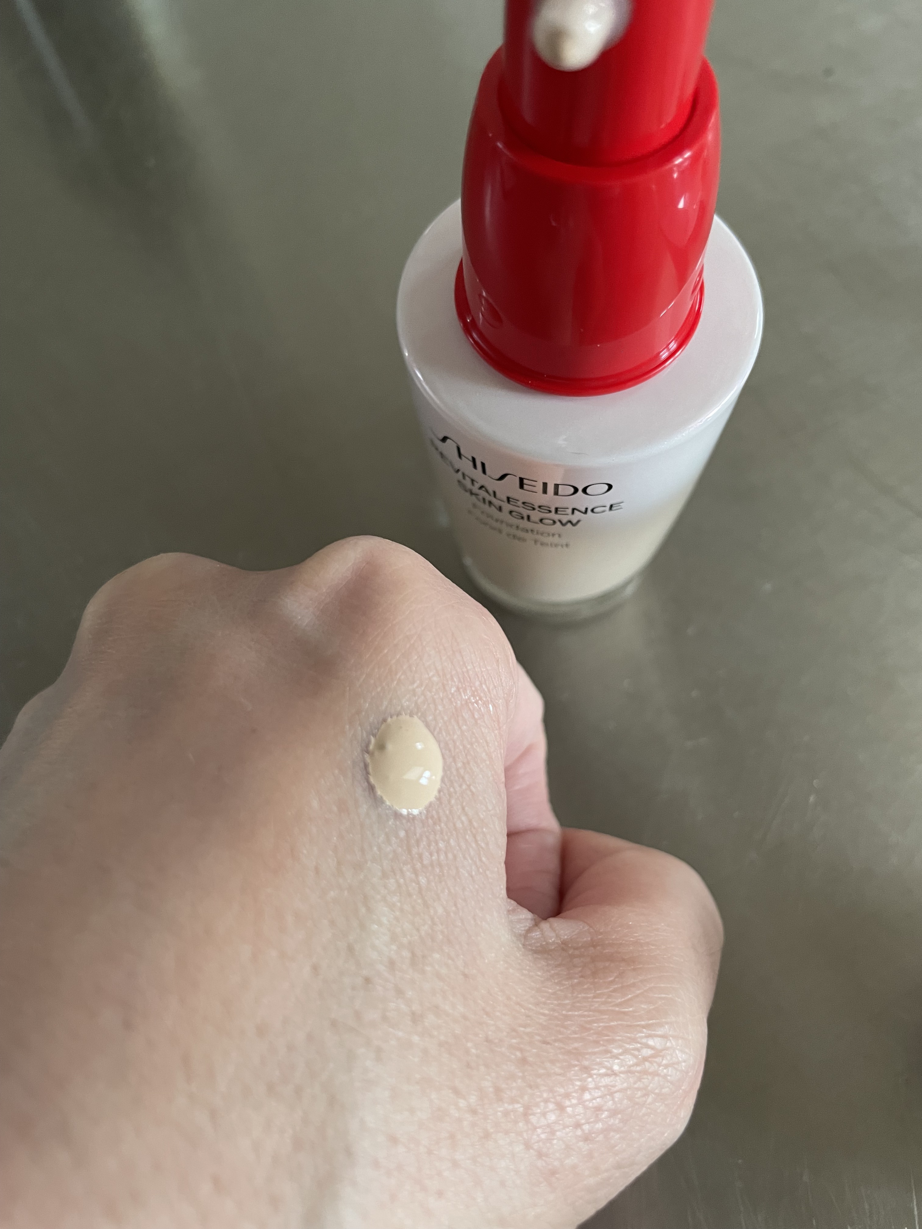 エッセンス スキングロウ ファンデーション 160 Shell/SHISEIDO/リキッドファンデーションを使ったクチコミ（3枚目）