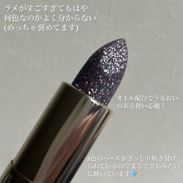 【ほぼ宝石！？なリップ限定色！Visée ジェミィ ティント セラム PU170 モーヴアメジスト】

今回紹介するのは、Viséeの新作リップ！キラキラすぎて宝石みたい🥺と発売前から結構話題だったので知っている方も多いはず！今回は限定色のモーヴアメジストをレビューします💜🫧

♡ ••┈┈┈•• ♡
Visée
ジェミィ ティント セラム
PU170 モーヴアメジスト(限定色)
税込1650円
10/16発売
♡ ••┈┈┈•• ♡

表面には360°全面にキラキラの吹き付けパールが！リップ表面がラメで埋め尽くされているので、もはや何色なのか分からないほどです🥺
ラメの綺麗さはぜひ動画で！！

こちらのシリーズ、カラーも宝石をモチーフにしているんです。こちらはモーヴアメジストで宝石言葉は「高貴、心の平和」です。好みの色だけでなく宝石言葉やイメージからも選べるのが嬉しい♡

そして気になる色味ですが、濃ーーーいパープルかと思いきやシアーでちゅるんとしたパープル。これは見た目よりも全然使いやすそうです☺️🫶透けたグレープ色って感じ(伝われ)
唇に乗せてみると、元々の自分の唇の色が透けて更にナチュラルな感じになります。パープルと言うより暗めの青みピンクのようなイメージに発色しました。

そしてティント効果ですが、そのままの色が持続するわけではありませんがほんのりピンク色がかなり長い時間残っていました！手を洗ってもうっすら残って落ちなかったので、色持ちもかなり良いのではと思います🥰

単品で使ってももちろん可愛いのですが、他のリップとも合わせて使ってみました！今回はADDICTIONのクリスマスコフレのサイレントウィッシュⅠに入っていたザマットリップリキッドミニの109S Frosty Pink と一緒に使ってみました。
109Sは白みピンクの可愛らしいマットリップ。これにモーヴアメジストを重ねると、深み、青み、ツヤが足されてまた違う印象に！

青み足しや深み足しにもとっても使えるのではないかなと思います💓

最後に1つ注意ポイント⚠️
ラメはリップ自体に練りこんであるのではなく、吹き付けです。なので1度ラメの部分を使うともうラメははげてなくなってしまいます😭使ってから気づいて悲しむ方がいないように一応共有させていただきました。
ラメが取れても色味も可愛いし個人的には全然おっけーです🫶

人気商品の限定色なので、売り切れるのは早いかも。気になる方はお早めにチェックしてみてください！


#visee #ヴィセ #ヴィセ_リップ #ジェミィティントセラム #宝石リップ #ヴィセ_宝石 #visee_宝石リップ #ラメグリッター #ラメリップ #ティント #ティントリップ #新作コスメ #新作コスメ2023 #ブルベ夏_リップ #ブルベ冬_リップ #ブルベリップ #プチプラ  #秋冬メイク2023 の画像 その2