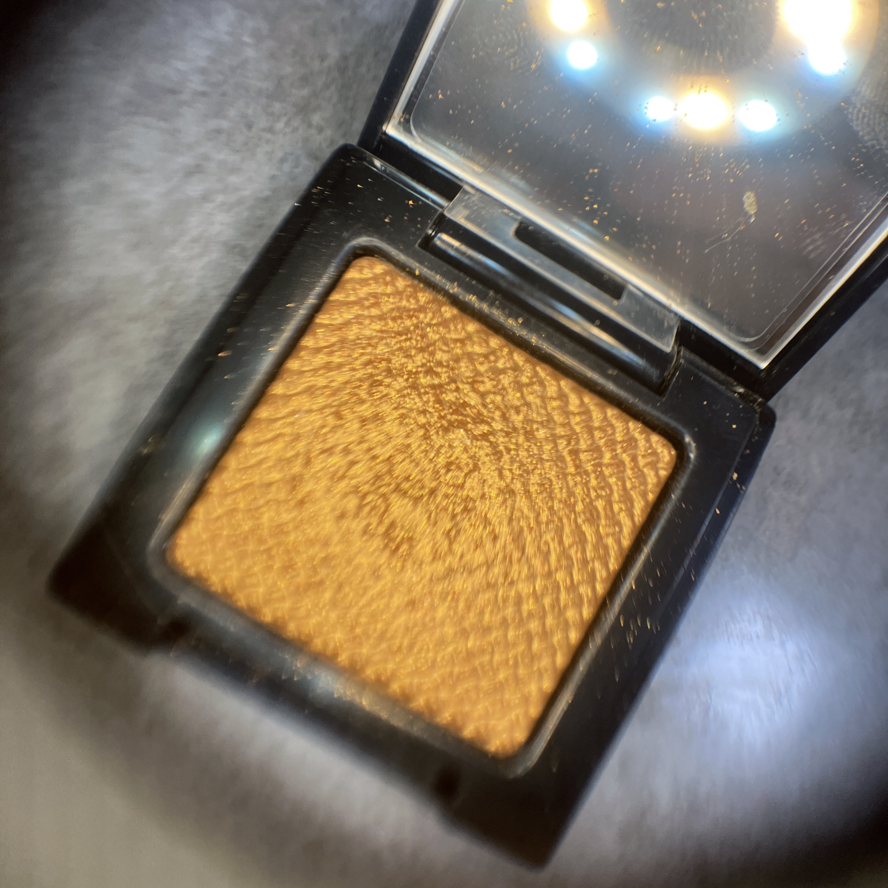 エレガンス ラズル スターアイカラー S02 Golden Knights/エレガンス ラズル /単色アイシャドウを使ったクチコミ（3枚目）