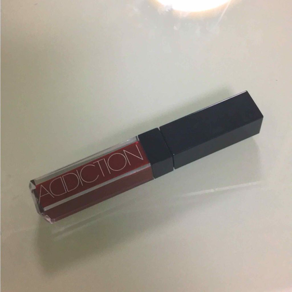 ADDICTION リップステインのクチコミ「004番の深い赤色です。



塗ってからしばらくすると乾き、ポロポロ外れてきそうな感覚になり.....」（1枚目）