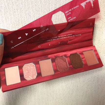 too cool for school LAZY RED MOOD EYESのクチコミ「高発色アイシャドウ‼️
パッケージ重視みたいなアイシャドウだけど、ちゃんと使えました⭕️
右か.....」(2枚目)