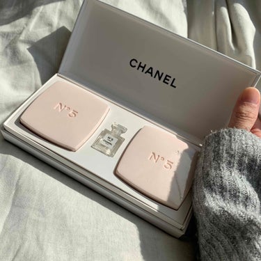 CHANEL シャネル N°5 サヴォン(石鹸)のクチコミ「𝙲𝙷𝙰𝙽𝙴𝙻   N°5 サヴォン　石鹸
N°5のローズとジャスミンのシルキーなハーモニーのよ.....」（1枚目）