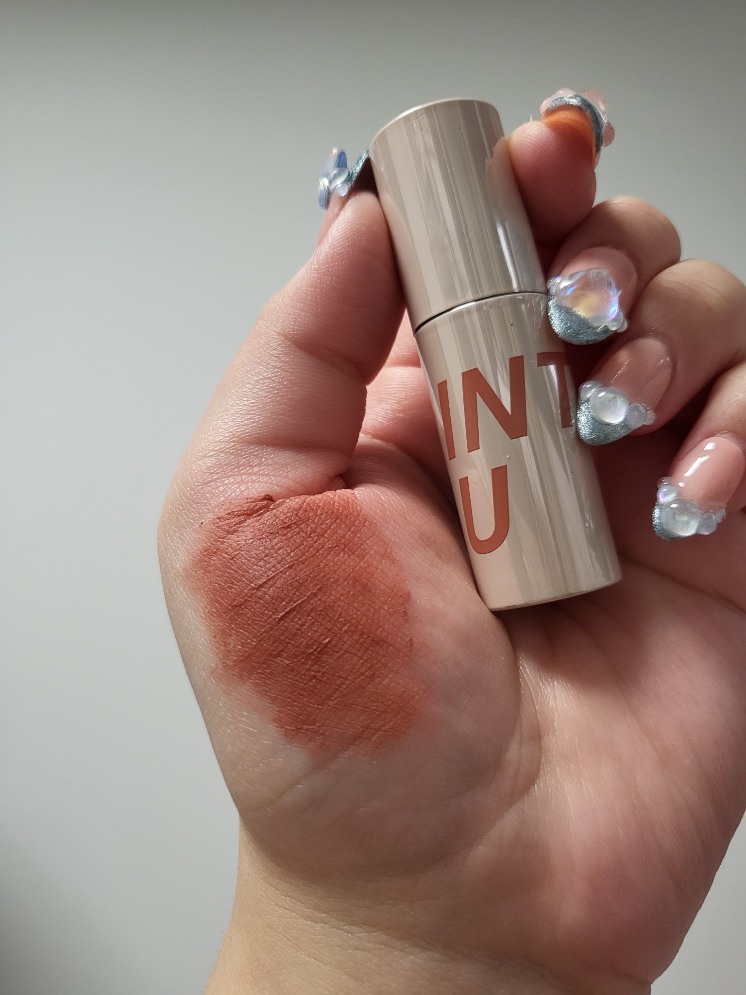 カスタマイズエアリーリップマッド W4 テディブラウン/INTO U/口紅を使ったクチコミ（2枚目）