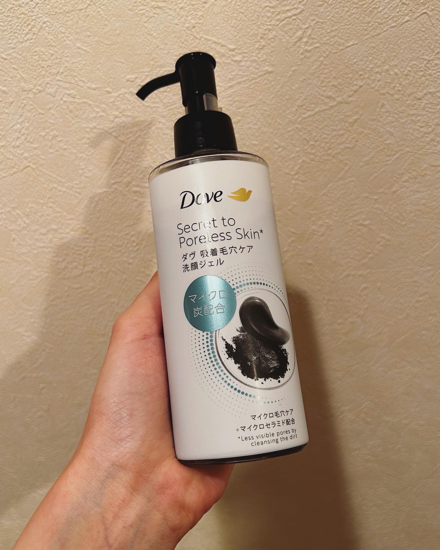 ダヴ吸着毛穴ケア　洗顔ジェル☺️

ジェルなので泡立てずにそのまま肌に
馴染ませて洗顔します✨

頑固な毛穴汚れをしっかりケアしてくれて
健やかな毛穴レス肌を目指せる！

マイクロ炭が配合されているので
毛穴の奥の汚れまでしっかり吸着・洗浄