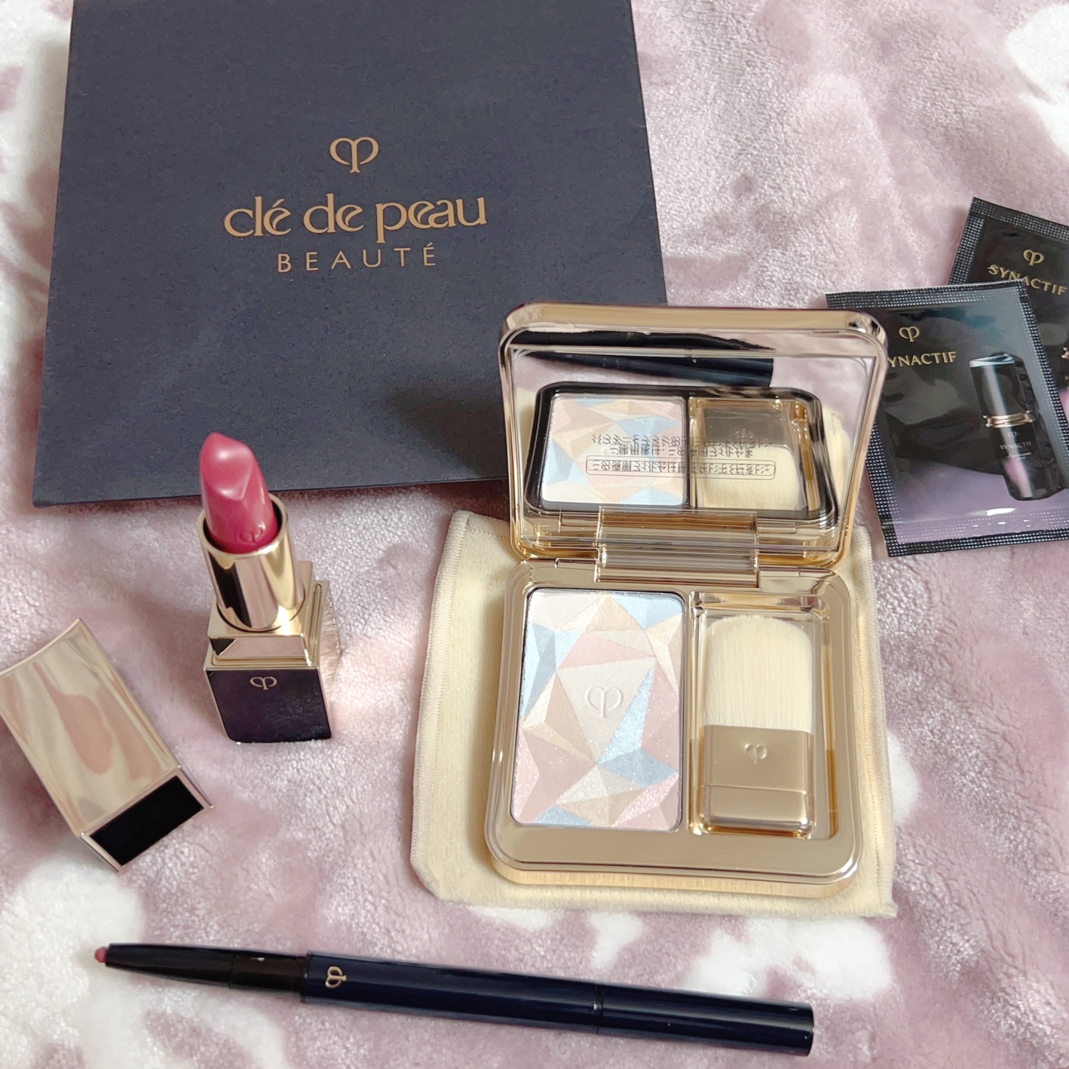 クレ・ド・ポー ボーテ スティロレーブルｎのクチコミ「クリスマスコフレではないけど、
クレドポーボーテのコスメは定番品からキラキラが可愛い🥹✨

超.....」（1枚目）