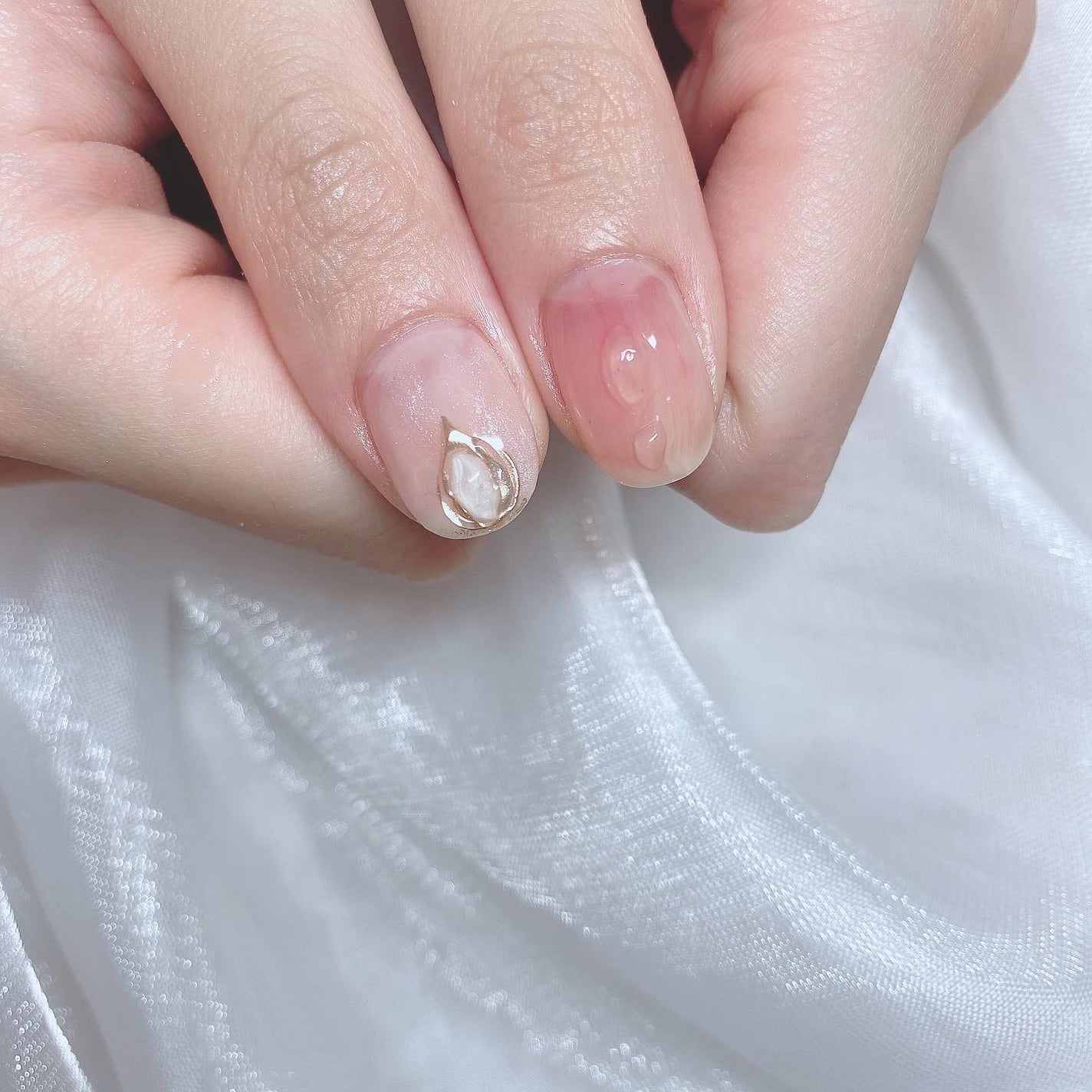 kanna on LIPS 「・・・アシメでニュアンスネイル♥桃ネイル🍑×ホワイト系🤍水滴も..」(2枚目)