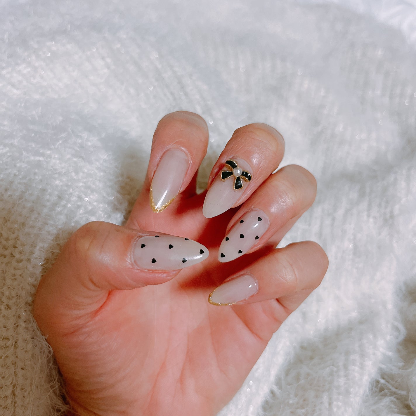 riii-.-noo on LIPS 「#nail✨シンプルに可愛く🤎🖤#大人ネイル#秋冬ネイル#リボ..」(2枚目)