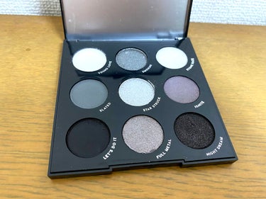 ColourPop BLOWIN' SMOKEのクチコミ「買ったアイシャドウがさっき届いたので早速投稿！！

私、スモーキーアイメイクが大好きなんで.....」（3枚目）