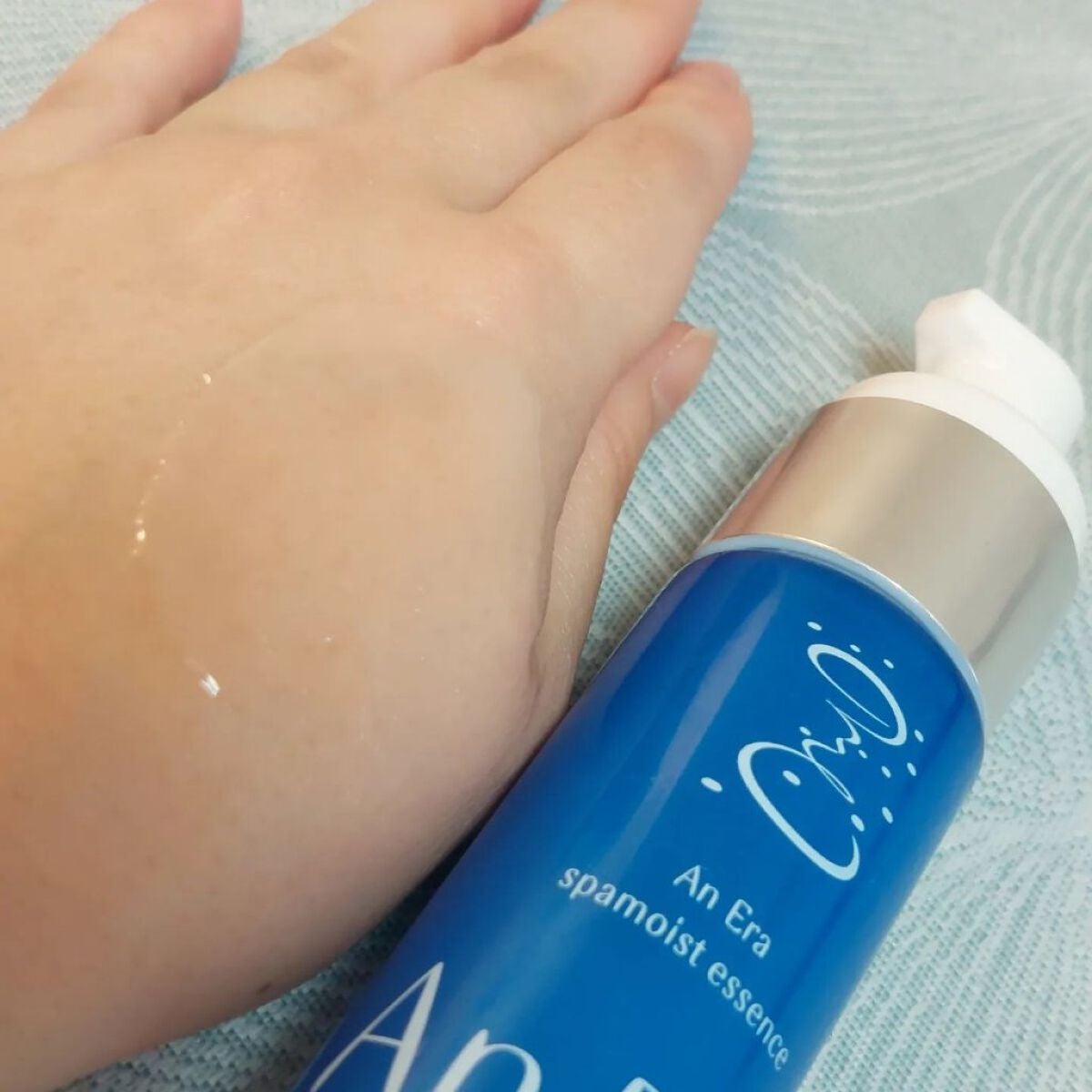 siki on LIPS 「【 アンエラスパモイストエッセンス 】白くとろみがあるテクスチ..」(2枚目)