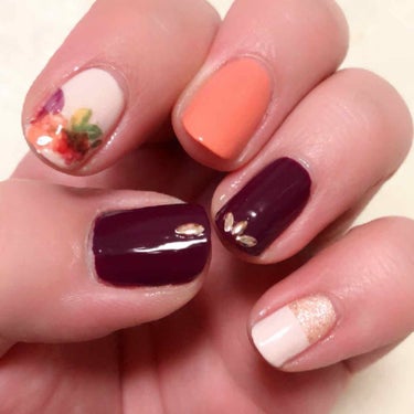 今週も秋色🍂ネイル💅
セリアでかわいい花柄ネイルシール見つけたのでそれに合う感じで(^○^)

NAILHOLIC PU110(親指、薬指)
NAILHOLIC PK814(中指)
付録のukaネイルカラー(人差し指、小指)
カラークラブD217(小指アクセントカラー)

カラーに使用したのは以上4つ❣️

ネイルホリックPK814はピンクすぎずオレンジすぎず絶妙なカラーがほんっと最高♡
日本の伝統色でいう東雲色ってやつかな。
夜明けの少しピンクがかった空みたいで大好きです。

ネイルシールの類はいつもピンセットで取ろうとすると変なところで切れたり破れちゃったりするんですが(脳筋なのでw)今回買ったセリアのお花のネイルシールはピンセットでぺろっと取りやすいし、薄いからシール同士重ねてもボコボコにならず感動✨
重ねて貼れる！薄型ネイルシールってパッケージの後ろに書いてあるやつです。
あまりの使いやすさにストック買わなきゃ！と思ったのでした。

#秋ネイル
#ネイルホリック 
#NAILHOLIC
#カラークラブ
#セリア
#セルフネイル の画像 その1