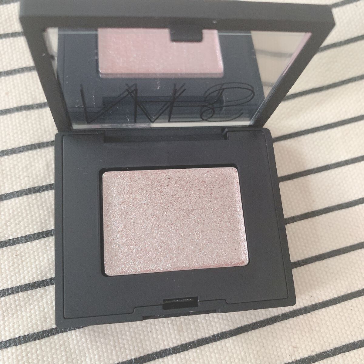 ハードワイヤードアイシャドー/NARS/単色アイシャドウを使ったクチコミ（3枚目）