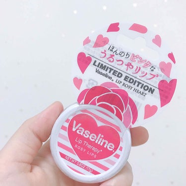 ヴァセリン リップセラピー 
ロージーリップス🌹ハート缶💕
・
限定って知らずに買いました😅
缶がとにかくかわいくないですか？！
しかも色つきリップ……
ヴァセリンだから保湿力高いし、派手な感じにはなら