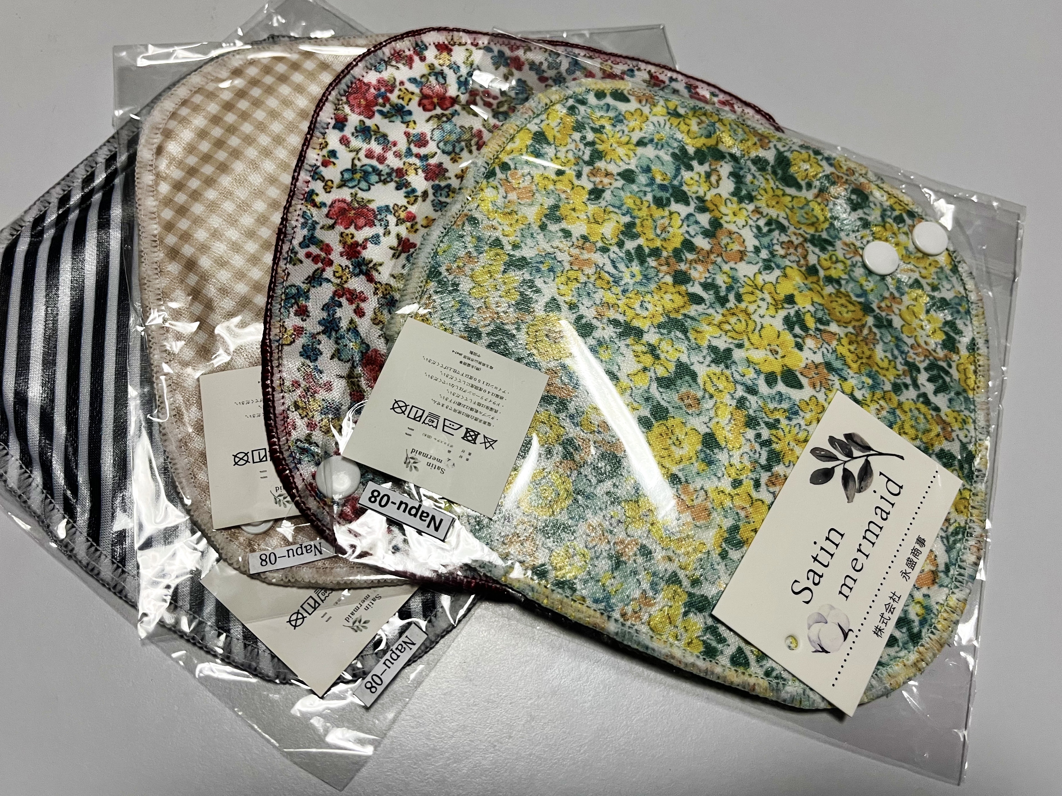 以前、布ナプキン生活をしていたんですが再開しようと思い購入。


楽天オンラインのサテンマーメイドさんの物です。
1枚450円、3枚で1250円。中々リーズナブルでした。


色も色々あって可愛く、プリント面が透湿防水布を使っていて蒸れない