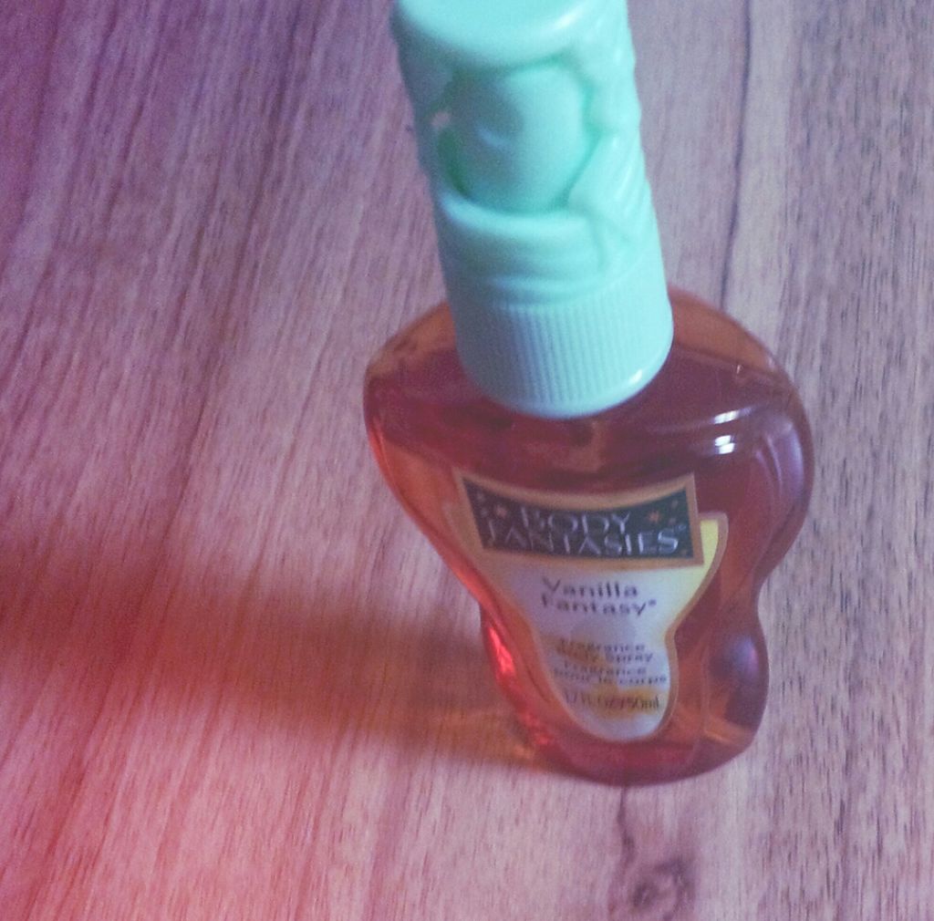 ボディファンタジー ボディスプレー バニラのクチコミ「BODY FANTSIES バニラ

ボディースプレーのバニラの香り

初めて知ったのはコンビ.....」（3枚目）