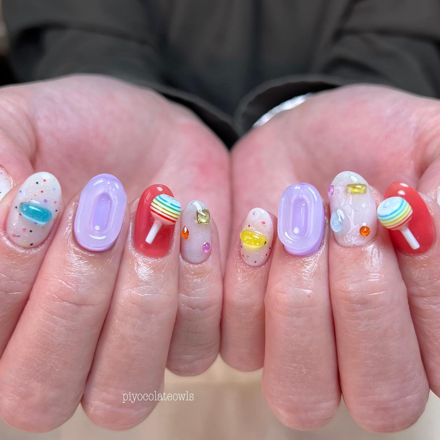 ぴよこれいと あうるす on LIPS 「以前私がしていたネイルのパーツ違いで☺︎✨お花をキャンディ🍭に..」(3枚目)