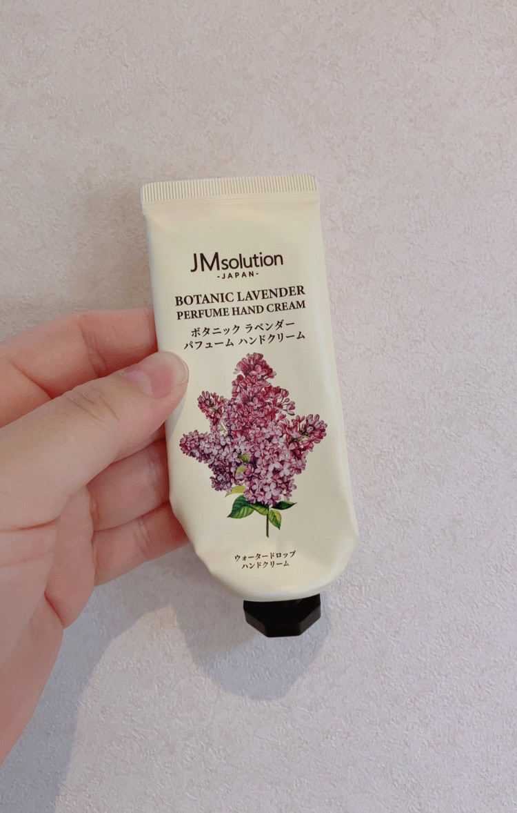 ドンキで購入したボタニック　ラベンダー　パフューム　ハンドクリームです。

処分品コーナーに有り、お安く購入出来ました。

ゆるいテクスチャーのジェルで、フタを開けるだけでトロトロ出て来ます。

必要以上に出て来てしまって、ほとんど無駄遣い
