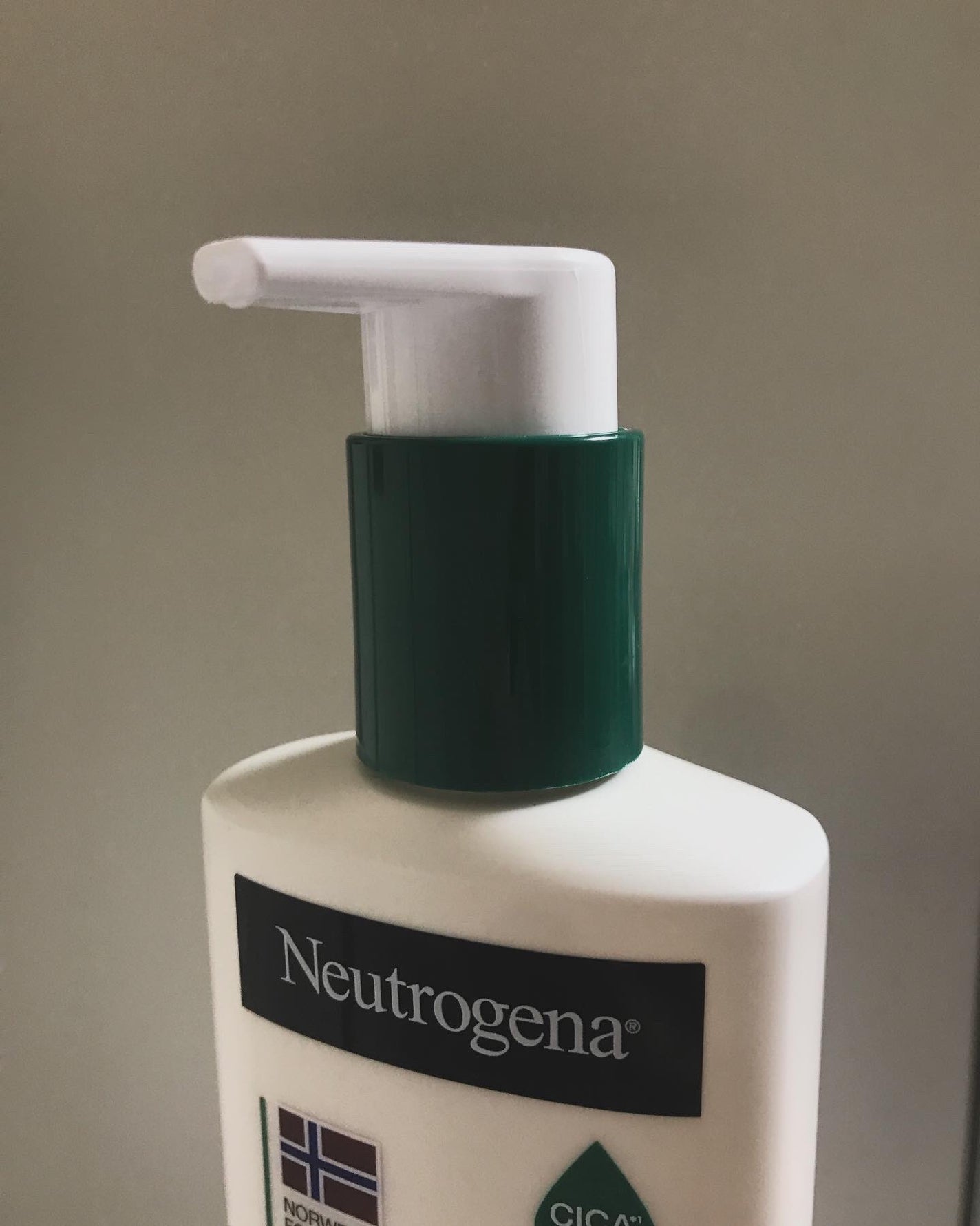 ノルウェー フォーミュラ インテンスリペア CICAボディエマルジョン/Neutrogena/ボディローションを使ったクチコミ(4枚目)