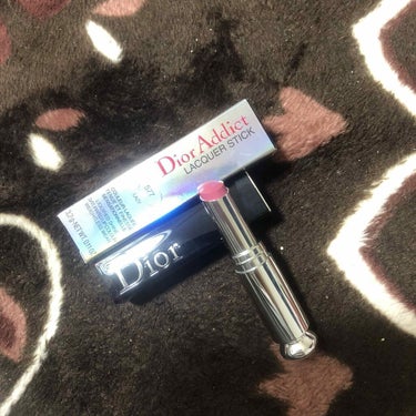 ♡Dior♡
ディオールアディクト ラッカースティック

お色は577番のLAZYです(*μ_μ)

ローズよりの青みピンク、といった感じです。
するすると溶けるように塗ることが出来ます。

が！

そ