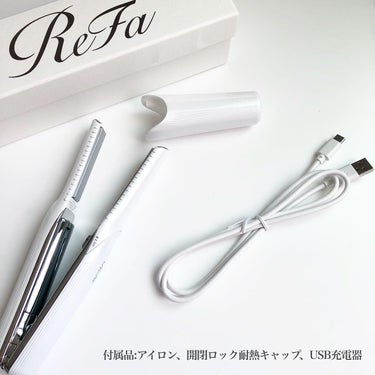 .
ReFa
BEAUTECH FINGER IRON
⁡
毛束1cmのニュアンスでワンランク上のヘアスタイルへ！

--------------------------

プロの美容師が作り出すスタイルのポイントは前髪・毛先・トップの「毛束1cm」の絶妙なニュアンス
そんなプロのテクニックに着目したのが、リファのビューテックフィンガーアイロン
ニュアンスを操り、ワンランク上のヘアスタイルへ！

【POINT】
☑︎高密度炭素とヒーター、低反発コートの3層構造が髪の水分を保持しながら熱をマイルドに伝え、ダメージが気になる毛先にも安心して使用可能
☑︎こだわりのプレートの幅と長さで、指先サイズの極細プレートが、毛束1cmを指先でつまんでくせづける美容師のテクニックを再現
☑︎持ち歩きやすい軽量コンパクトサイズだから、外出先でのお直しにも
☑︎コンセントが近くにないテーブルや化粧室でも使えるコードレスタイプ
（充電時間約4.5時間／使用時間約30分） 
☑︎切り忘れ防止のオートオフ機能搭載、開閉ロック耐熱キャップ付き
☑︎約160℃・180℃の2段階温度調整
⁡
【使用感】
コンパクトサイズのヘアアイロン！
約160gと軽く、人差し指ほどの大きさのプレートで、小回りがきいて毛先のスタイリングが思い通りに◎

普段から外ハネボブヘア作りにヘアアイロンを使用しているのですが、全体をストレートにできるのはもちろん、外ハネヘア、前髪のカールまで思い通りヘアに♡

いつもよりも艶やかな仕上がりになった気がします☺️
⁡
温度は160°Cと180°Cの２段階で、約60秒で温まるので、忙しい朝に嬉しい！
⁡
軽量で小ぶりなコードレスタイプなので、持ち運びや旅行にも便利！

------------------------------

#ReFa #リファ #ReFaタイム #リファビューテックフィンガーアイロン #ヘアアイロンの画像 その2