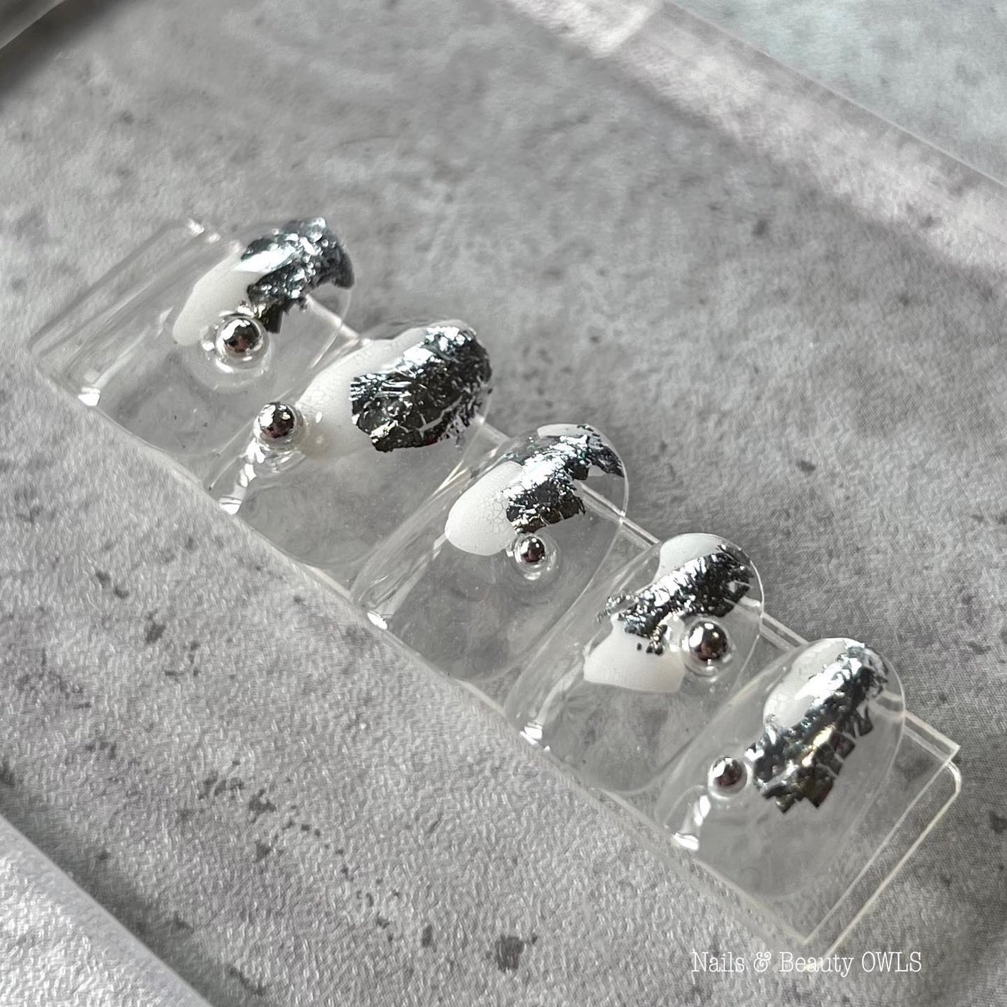 ぴよこれいと  あうるす on LIPS 「シルバーと。クラックホワイトと。(よーく見てみて。クラック入っ..」(2枚目)