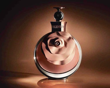 ヴァレンティナ アブソリュート EDP

以前レビューしていたのですが、使ううちに感じ方が変わったため再投稿です。

トップは少しクドさのあるパウダリーなピーチの香りです。
キツめですが、5〜10分ほど