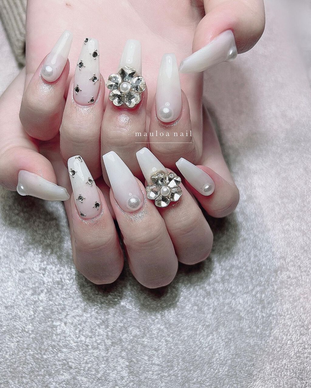 #ネイル,#雪の結晶ネイル,#秋ネイル,#アートネイル,#冬ネイル,#スワロネイル,#ニュアンスネイル,#くすみカラーネイル,#サマーネイル,#ミラーネイル,#綺麗めネイル,#セルフネイル,#パールネイル,#白グラデネイル,#ホワイトネイル,#シンプルネイル,#シルバーネイル,#スノーネイルのネイルデザイン