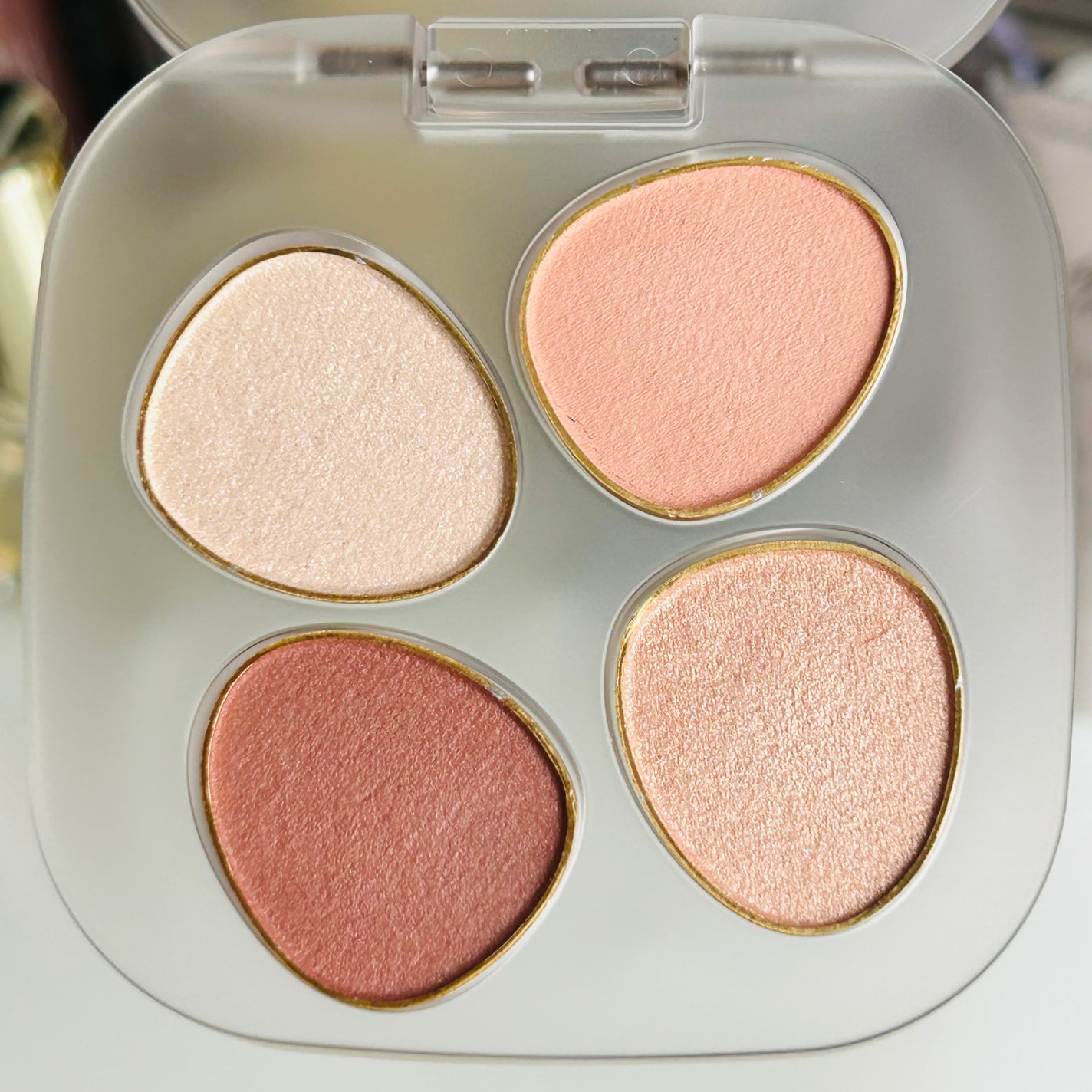 トーン ペタル フロート アイパレット/to/one/アイシャドウパレットを使ったクチコミ(3枚目)